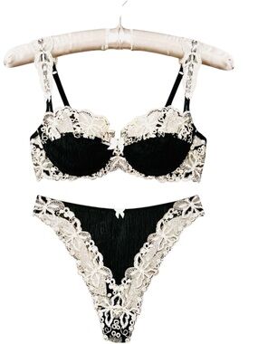 Vintage Y2K Lise Charmel Lingerie Set Black Plisse Silk Lace Demi Bra 32C ThongS